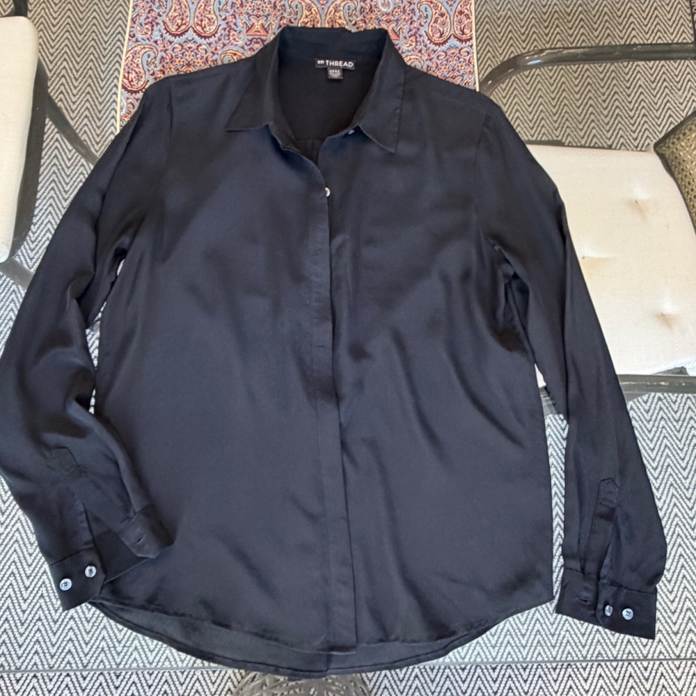 En Thread (S) 100% silk long-sleeve button-down blouse in black.